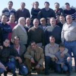 Los miembros de la Peña a la entrada de la finca.
